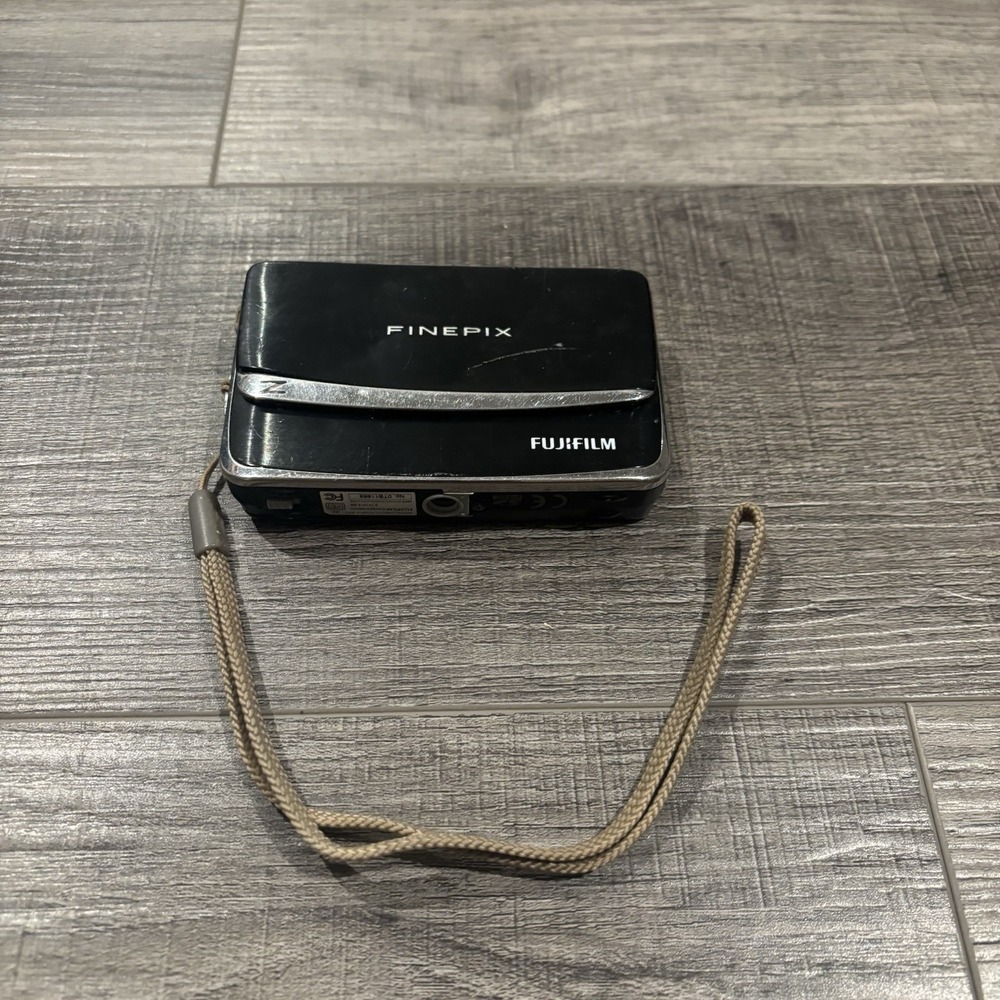 Fujifilm FinePix Z70 12.2MP 5x Digital Camera & Battery Black & Silver